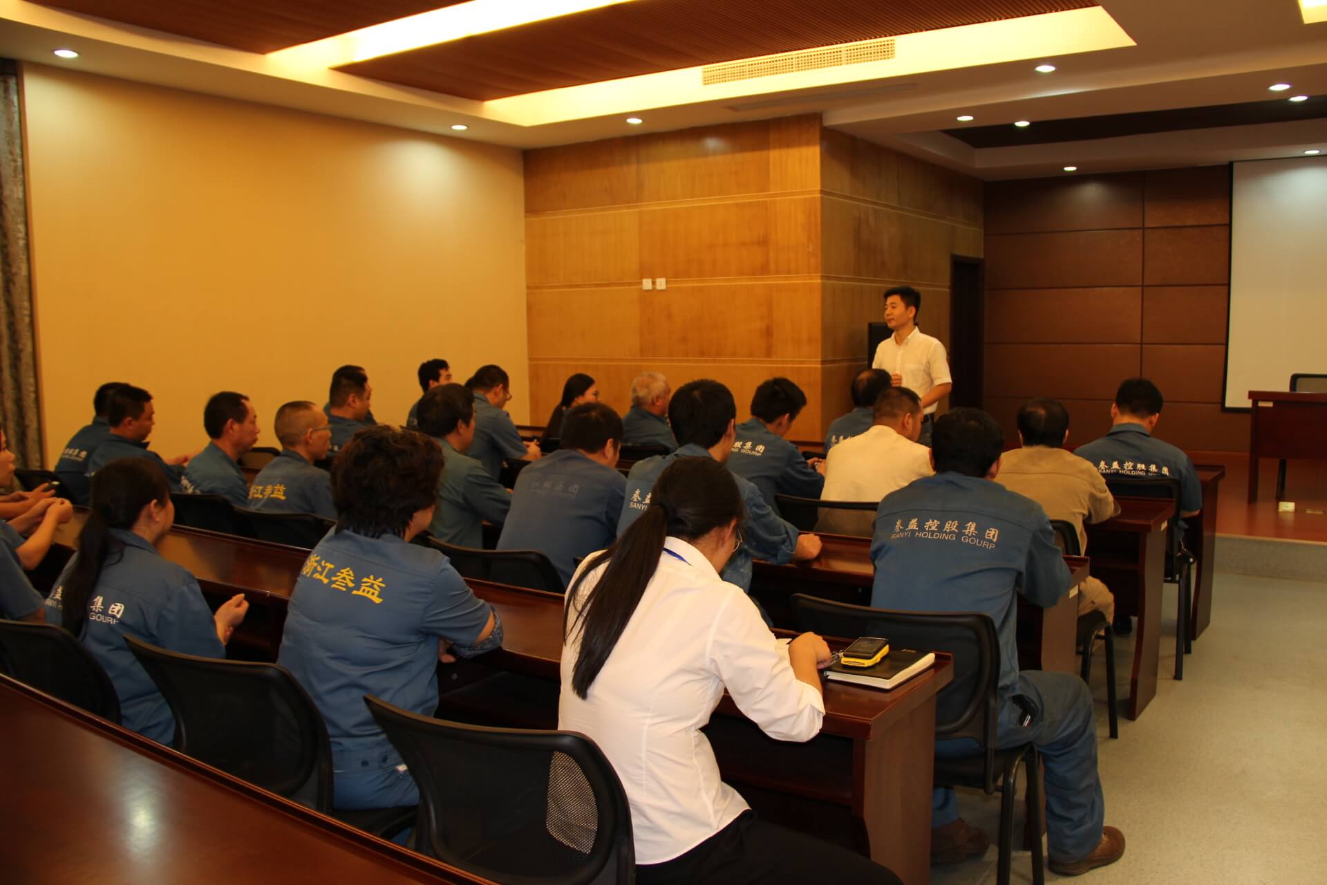 美女被吸乳羞羞白丝69xx