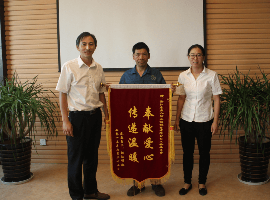 美女被吸乳羞羞白丝69xx