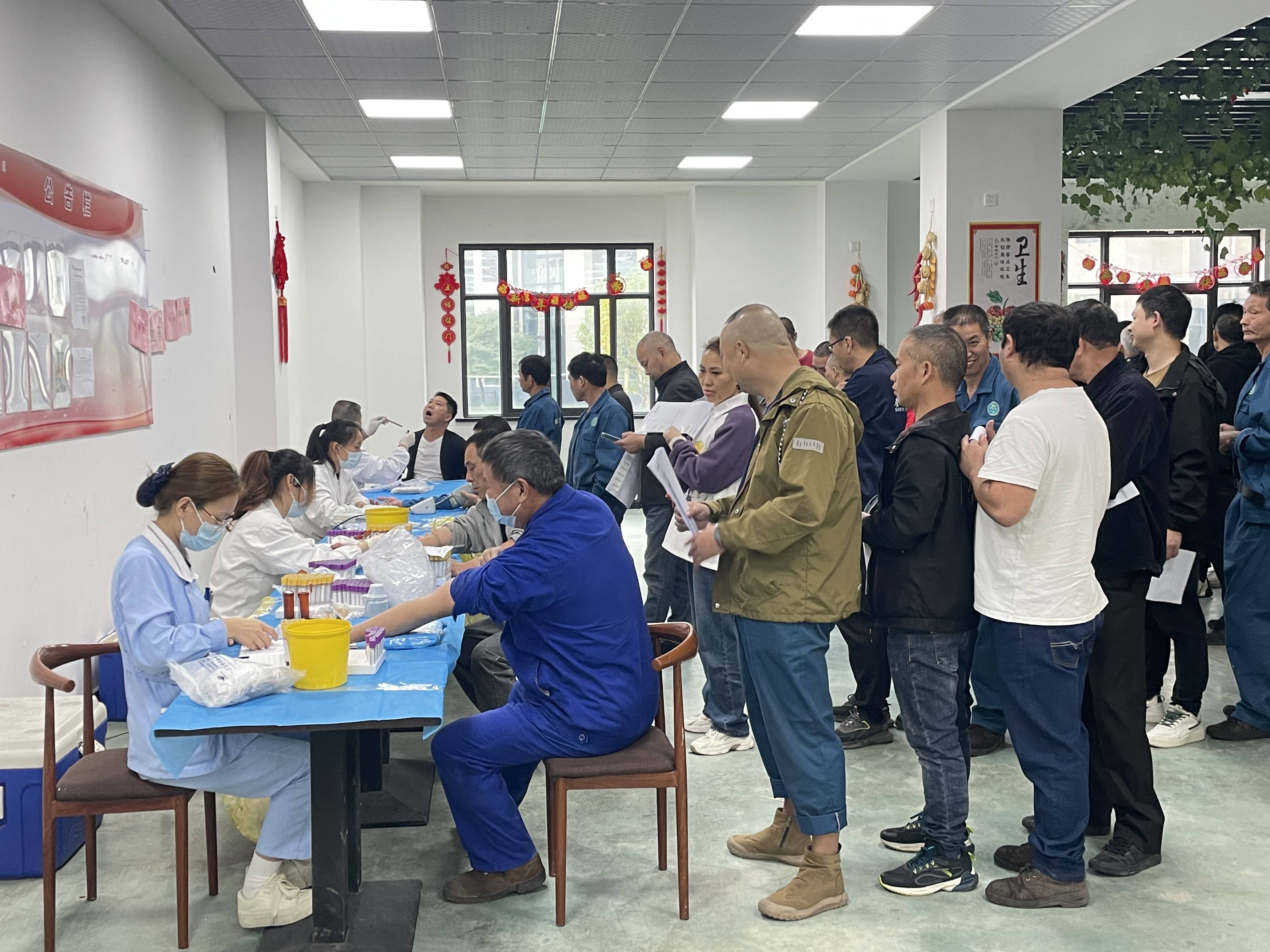 美女被吸乳羞羞白丝69xx