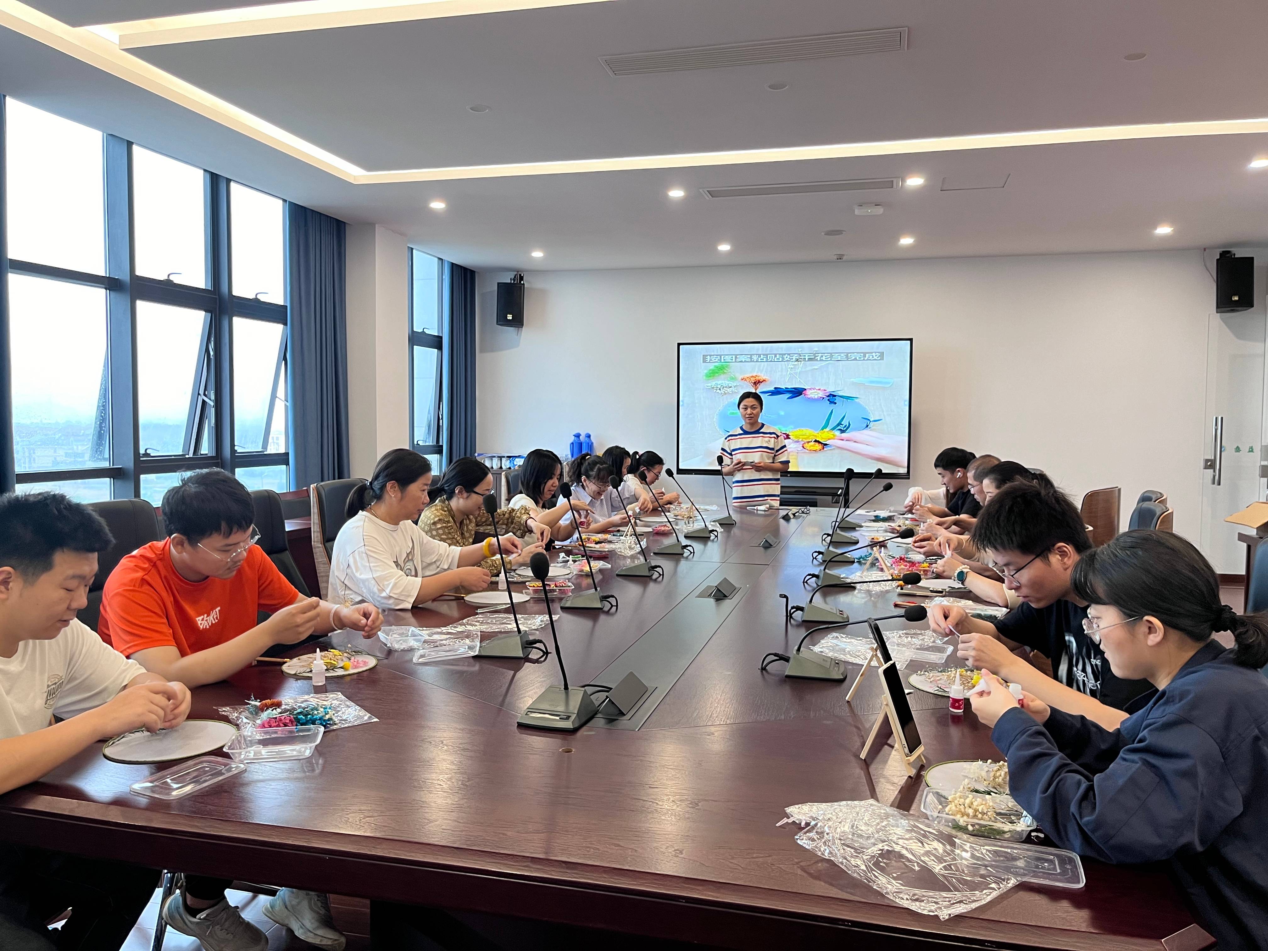 美女被吸乳羞羞白丝69xx