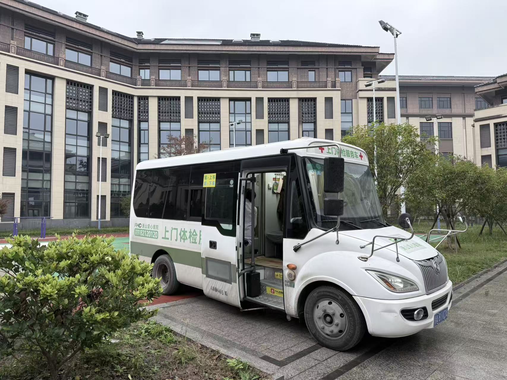 美女被吸乳羞羞白丝69xx